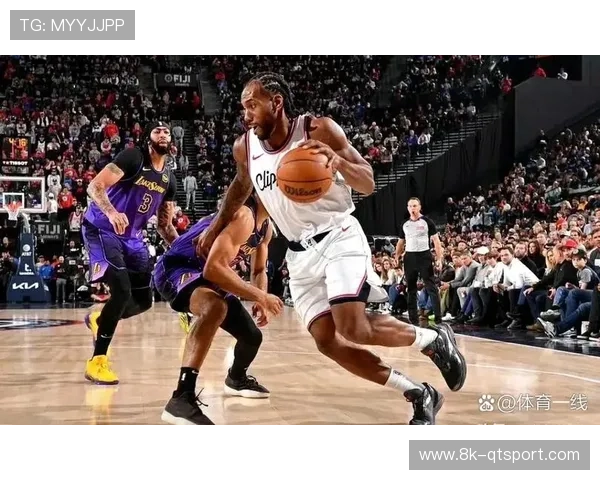 伦纳德次节连中4球，但遭遇包夹出现传球失误